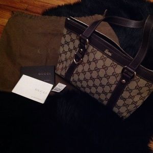 Gucci Abbey Zip Tote